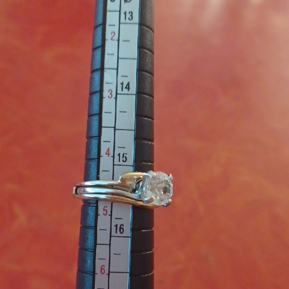 18 Kt. HGE  Wedding Ring Set. Size 4 3/4 Ring Wrap